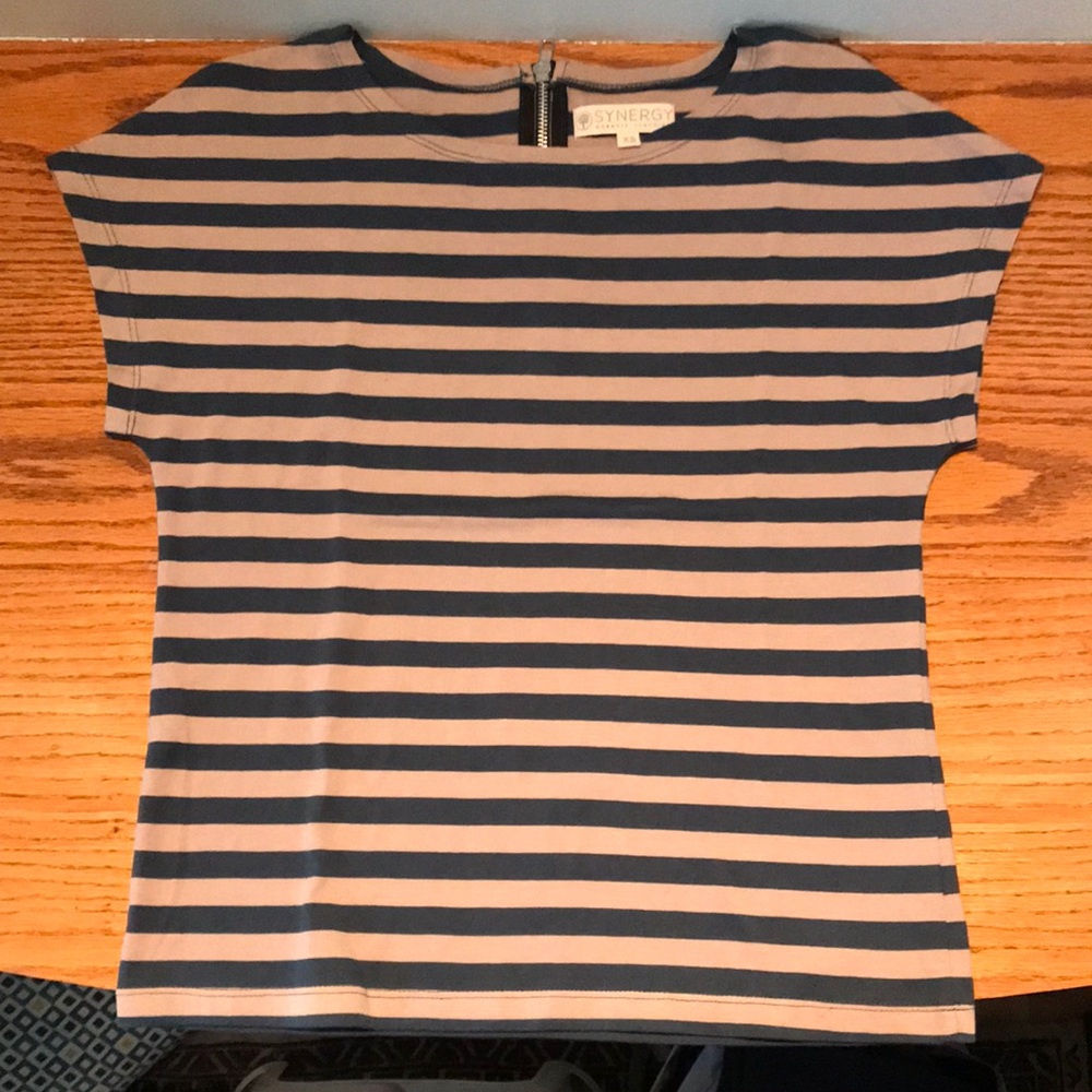 Synergy XS shortsleeved striped top, w short zippered back, 19” armpit to armpit